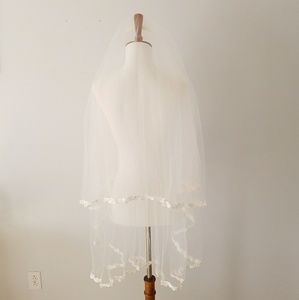 NWT David's Bridal ivory lace edge 2 tier veil